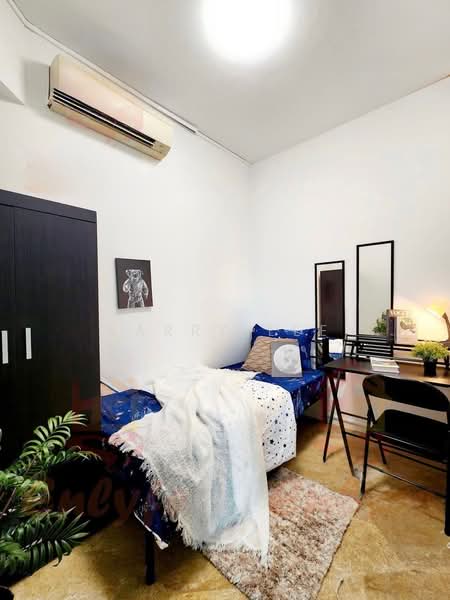 Parc Oasis, 35 Jurong East Avenue 1, 5 Bedrooms, 1,076 sqft, Condominium For Rent, by Larry Lee, 500198774 - Bedroom - PropertyGuru.com.sg