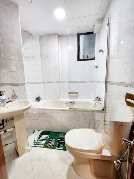Parc Oasis, 35 Jurong East Avenue 1, 5 Bedrooms, 1,076 sqft, Condominium For Rent, by Larry Lee, 500198774 - Bathroom - PropertyGuru.com.sg