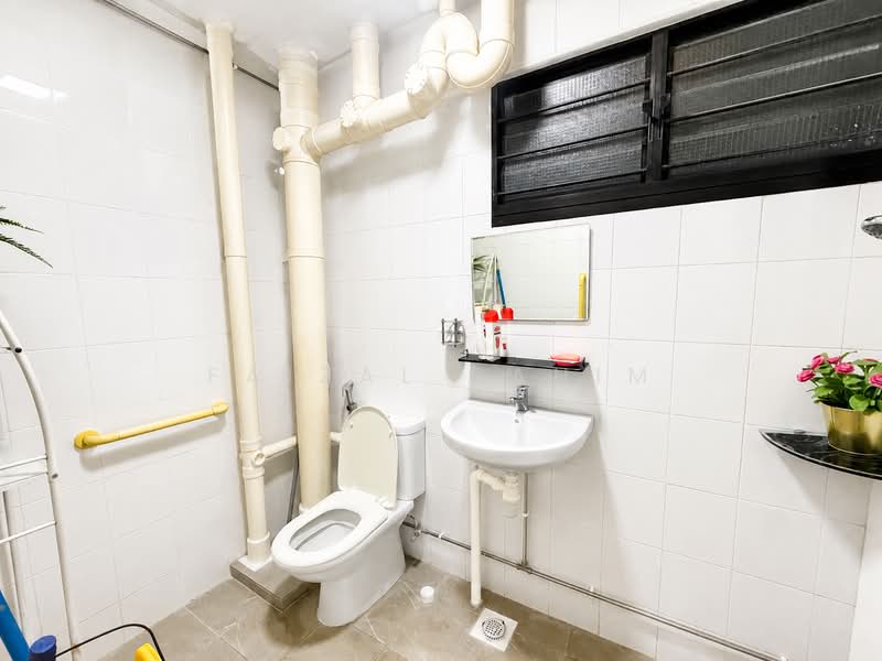 616 Hougang Avenue 8, 616 Hougang Avenue 8, 3 Bedrooms, 1,302 sqft, HDB Flat For Sale, by Faizal Rahim, 500198785 - Bathroom - PropertyGuru.com.sg