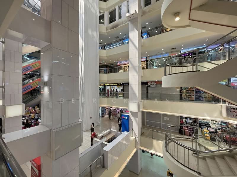 Lucky Plaza, 304 Orchard Road, Orchard / River Valley, 398 sqft, Mall Shop For Rent, by Derrick Tan, 500198796 - Interior - CommercialGuru.com.sg