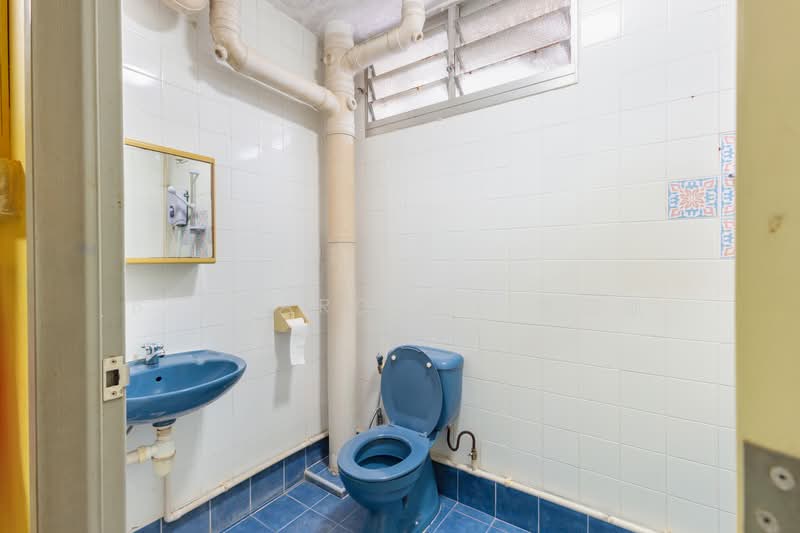 80B Lorong 4 Toa Payoh, 80B Lorong 4 Toa Payoh, 3 Bedrooms, 1,119 sqft, HDB Flat For Sale, by Bernard Ng 黄俊凯, 500198815 - Bathroom - PropertyGuru.com.sg