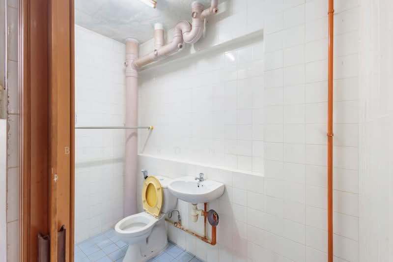 80B Lorong 4 Toa Payoh, 80B Lorong 4 Toa Payoh, 3 Bedrooms, 1,119 sqft, HDB Flat For Sale, by Bernard Ng 黄俊凯, 500198815 - Bathroom - PropertyGuru.com.sg