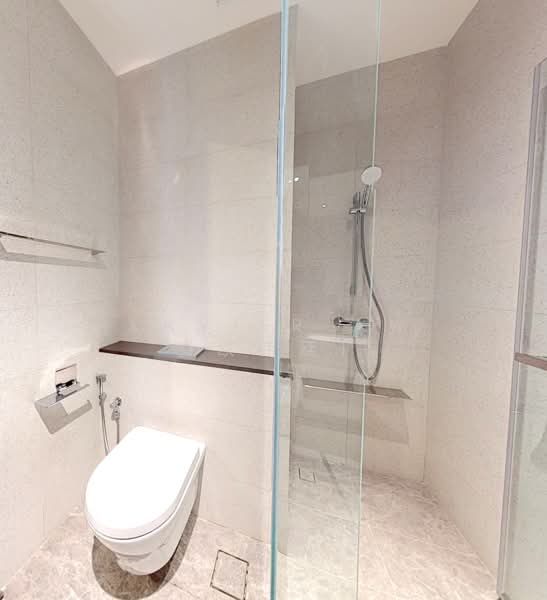 Parksuites, 18 Holland Grove Road, 1 Bedroom, 624 sqft, Condominium For Sale, by Xavier Aw (欧伟廷), 500198816 - Jack & Jill Bathroom - PropertyGuru.com.sg