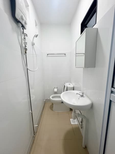 Freehold Semi-Detached | 5-Min Walk to Upper Changi MRT, Jalan Pergam, 5 Bedrooms, 2,500 sqft, Semi-Detached House For Sale, by Desiree Leung, 500198925 - Bathroom - PropertyGuru.com.sg