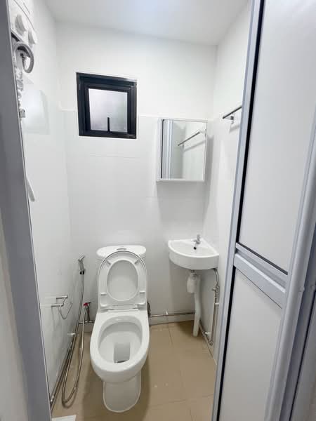 Freehold Semi-Detached | 5-Min Walk to Upper Changi MRT, Jalan Pergam, 5 Bedrooms, 2,500 sqft, Semi-Detached House For Sale, by Desiree Leung, 500198925 - Bathroom - PropertyGuru.com.sg