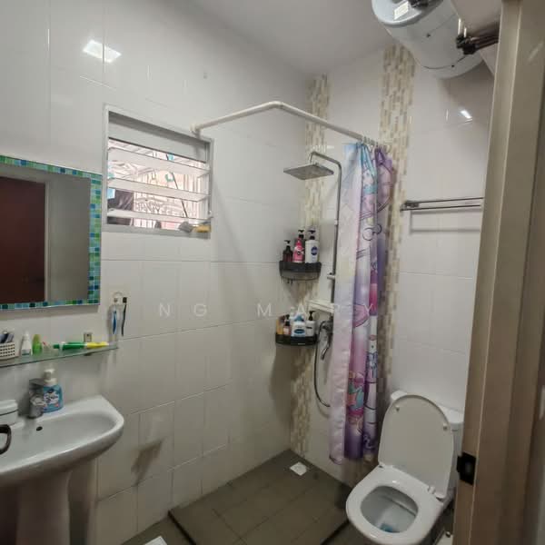 511A Yishun Street 51, 511A Yishun Street 51, 3 Bedrooms, 1,001 sqft, HDB Flat For Sale, by Ng Mary, 500198932 - Bathroom - PropertyGuru.com.sg