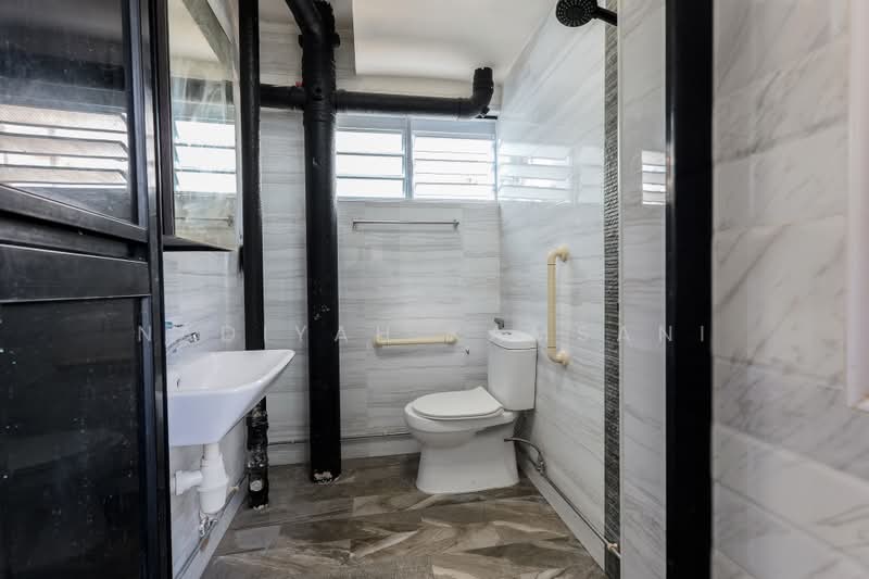 272 Tampines Street 22, 272 Tampines Street 22, 2 Bedrooms, 829 sqft, HDB Flat For Sale, by Nadiyah Kamsani, 500198952 - Bathroom - PropertyGuru.com.sg