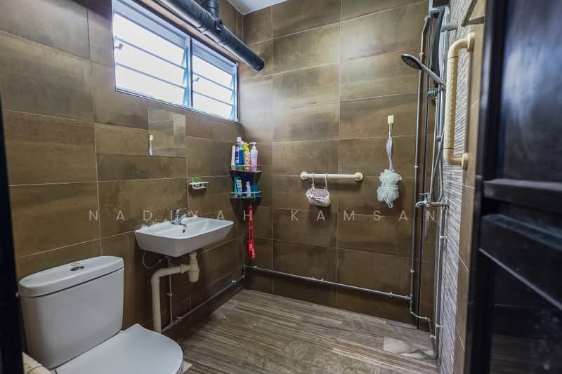 272 Tampines Street 22, 272 Tampines Street 22, 2 Bedrooms, 829 sqft, HDB Flat For Sale, by Nadiyah Kamsani, 500198952 - Bathroom - PropertyGuru.com.sg