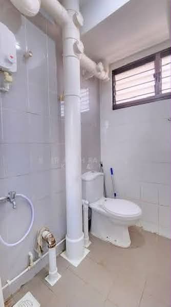 491 Jurong West Avenue 1, 491 Jurong West Avenue 1, 2 Bedrooms, 700 sqft, HDB Flat For Rent, by Rahat Khan, 500198984 - Bathroom - PropertyGuru.com.sg