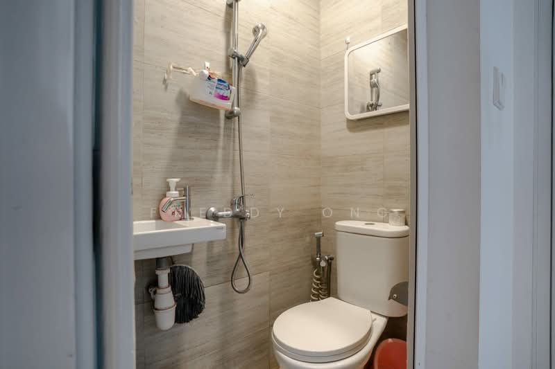 Midwood, 8 Hillview Rise, 4 Bedrooms, 1,259 sqft, Condominium For Sale, by Freddy Ong, 500198987 - Bathroom - PropertyGuru.com.sg