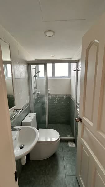 Pandan Valley, 3 Pandan Valley, 2 Bedrooms, 1,313 sqft, Condominium For Rent, by Uthirapathi Sowmya (Sowmya), 500198989 - Bathroom - PropertyGuru.com.sg