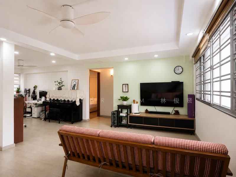 323 Serangoon Avenue 3, 323 Serangoon Avenue 3, 3 Bedrooms, 957 sqft, HDB Flat For Sale, by Chester Lim 林俊贤, 500198991 - Living Room - PropertyGuru.com.sg