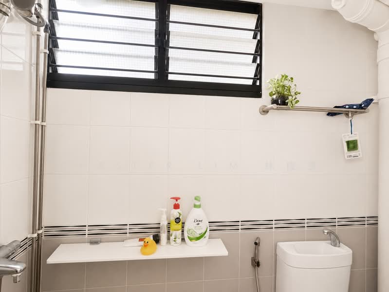 323 Serangoon Avenue 3, 323 Serangoon Avenue 3, 3 Bedrooms, 957 sqft, HDB Flat For Sale, by Chester Lim 林俊贤, 500198991 - Common toilet - PropertyGuru.com.sg