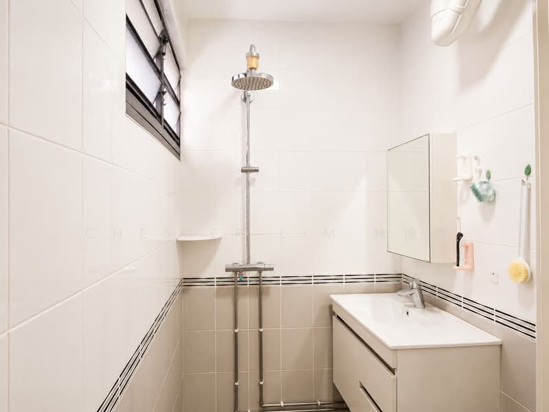 323 Serangoon Avenue 3, 323 Serangoon Avenue 3, 3 Bedrooms, 957 sqft, HDB Flat For Sale, by Chester Lim 林俊贤, 500198991 - Master toilet - PropertyGuru.com.sg