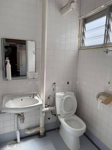 304 Shunfu Road, 304 Shunfu Road, 2 Bedrooms, 721 sqft, HDB Flat For Rent, by Jane Leong, 500199014 - Bathroom - PropertyGuru.com.sg