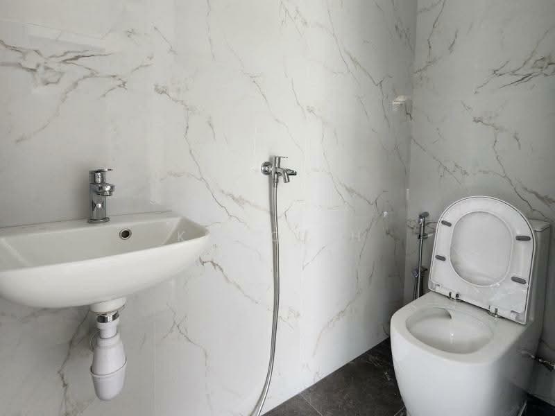 Open House this weekend - Minaret Walk, Minaret, 5 Bedrooms, 3,200 sqft, Corner Terrace For Sale, by Kai Quah, 500199099 - Bathroom - PropertyGuru.com.sg