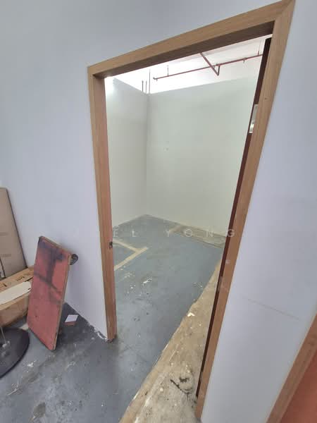 own door window unit high ceiling for rent!, store packing logistics e-commerce!, 1,288 sqft, Light Industrial (B1) For Rent, by Joel Yong, 500199173 - CommercialGuru.com.sg
