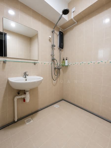 202B Punggol Field, 202B Punggol Field, 3 Bedrooms, 915 sqft, HDB Flat For Sale, by Fifi Huang, 500199202 - Bathroom - PropertyGuru.com.sg