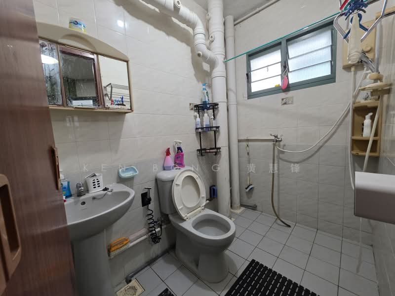 457 Choa Chu Kang Avenue 4, 457 Choa Chu Kang Avenue 4, 4 Bedrooms, 1,528 sqft, HDB Flat For Sale, by Ken Bong 黄慧锋, 500199229 - Bathroom - PropertyGuru.com.sg