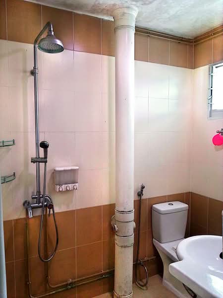 413 Bedok North Avenue 2, 413 Bedok North Avenue 2, 2 Bedrooms, 900 sqft, HDB Flat For Rent, by Katherine Tay, 500199266 - Bathroom - PropertyGuru.com.sg