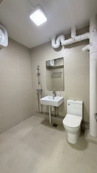 358 Hougang Avenue 5, 358 Hougang Avenue 5, 4 Bedrooms, 1,550 sqft, HDB Flat For Rent, by James Yeo, 500199268 - Bathroom - PropertyGuru.com.sg