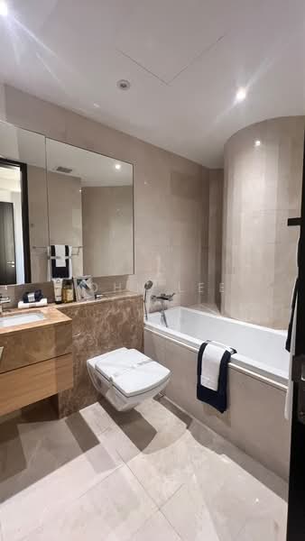 Concourse Skyline, 300 Beach Road, 4 Bedrooms, 1,668 sqft, Condominium For Sale, by John Lee, 500199271 - Bathroom - PropertyGuru.com.sg