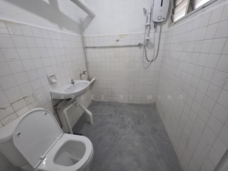10 MINS AWAY FROM LAKESIDE MRT 2 BED 2 BATH, , 2 Bedrooms, 796 sqft, HDB Flat For Rent, by Charles Yi Ming, 500199286 - Bathroom - PropertyGuru.com.sg
