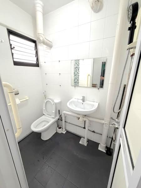 473 Ang Mo Kio Avenue 10, 473 Ang Mo Kio Avenue 10, Room Rental, 150 sqft, HDB Flat For Rent, by Patrick See Kok Yew, 500199323 - Bathroom - PropertyGuru.com.sg