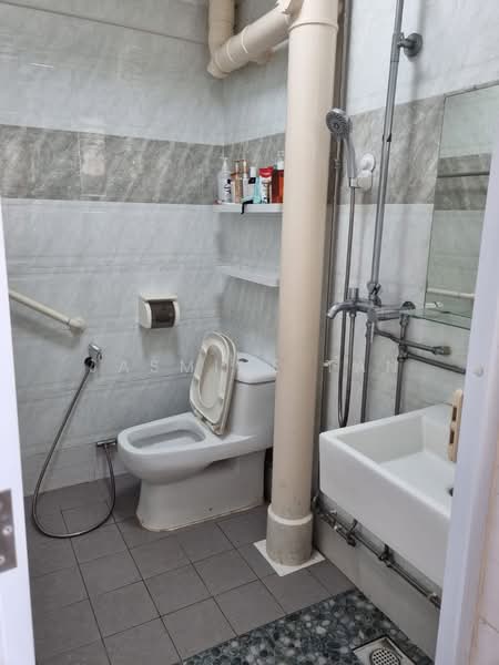 283 Tampines Street 22, 283 Tampines Street 22, 3 Bedrooms, 1,119 sqft, HDB Flat For Sale, by Jasmine Tan, 500199429 - Bathroom - PropertyGuru.com.sg
