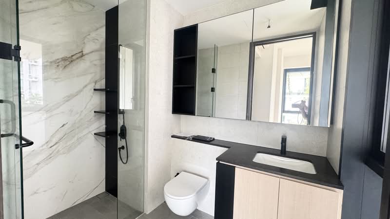 Jervois Mansion, 8 Jervois Close, Room Rental, 180 sqft, Condominium For Rent, by Evelyn Elisha Tan 陈秀芬, 500199430 - Ensuite Master Bathroom with Windows - PropertyGuru.com.sg