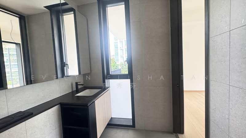 Jervois Mansion, 8 Jervois Close, Room Rental, 180 sqft, Condominium For Rent, by Evelyn Elisha Tan 陈秀芬, 500199430 - Ensuite Master Bathroom with Windows - PropertyGuru.com.sg