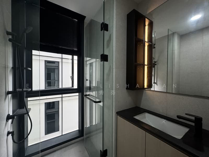 Jervois Mansion, 8 Jervois Close, Room Rental, 180 sqft, Condominium For Rent, by Evelyn Elisha Tan 陈秀芬, 500199430 - Common Bathroom with Windows - PropertyGuru.com.sg