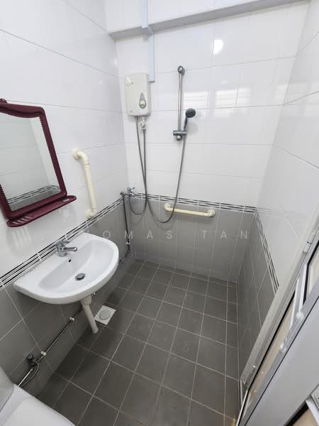 329 Serangoon Avenue 3, 329 Serangoon Avenue 3, 3 Bedrooms, 904 sqft, HDB Flat For Sale, by Thomas Tan, 500199449 - Bathroom - PropertyGuru.com.sg