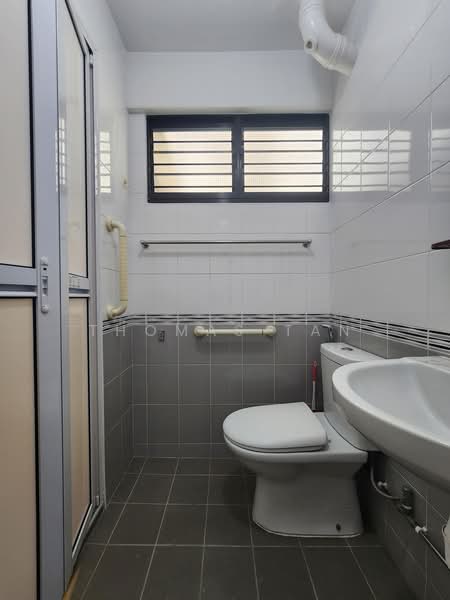 329 Serangoon Avenue 3, 329 Serangoon Avenue 3, 3 Bedrooms, 904 sqft, HDB Flat For Sale, by Thomas Tan, 500199449 - Bathroom - PropertyGuru.com.sg