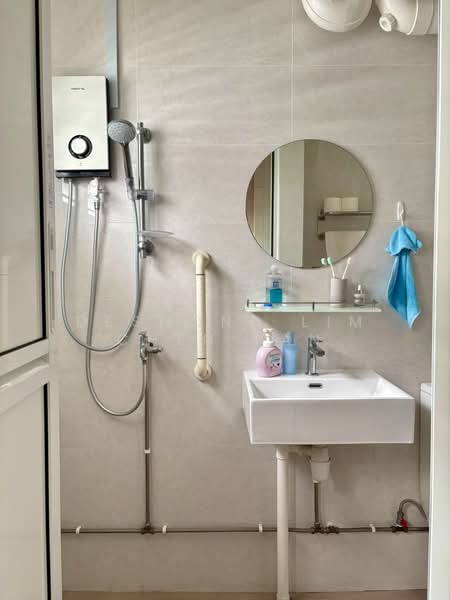 407 Pasir Ris Drive 6, 407 Pasir Ris Drive 6, Room Rental, 200 sqft, HDB Flat For Rent, by Desmond Lim Chen Fan, 500199454 - Bathroom - PropertyGuru.com.sg