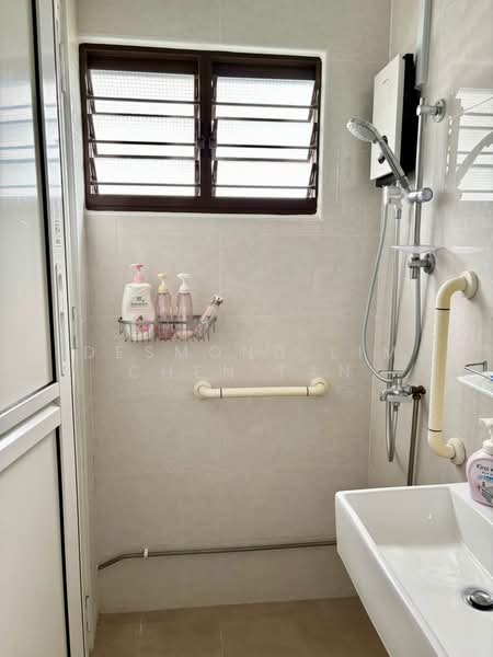 407 Pasir Ris Drive 6, 407 Pasir Ris Drive 6, Room Rental, 200 sqft, HDB Flat For Rent, by Desmond Lim Chen Fan, 500199454 - Bathroom - PropertyGuru.com.sg