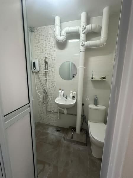 835 Jurong West Street 81, 835 Jurong West Street 81, 4 Bedrooms, 1,302 sqft, HDB Flat For Sale, by Lewis Tan, 500199457 - Bathroom - PropertyGuru.com.sg