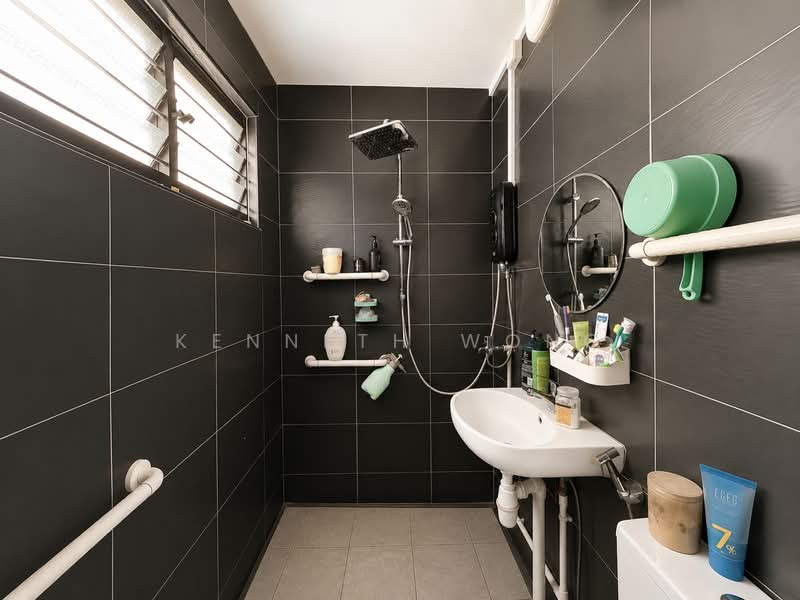 334 Woodlands Street 32, 334 Woodlands Street 32, 3 Bedrooms, 893 sqft, HDB Flat For Sale, by Kenneth Wong, 500199522 - Bathroom - PropertyGuru.com.sg