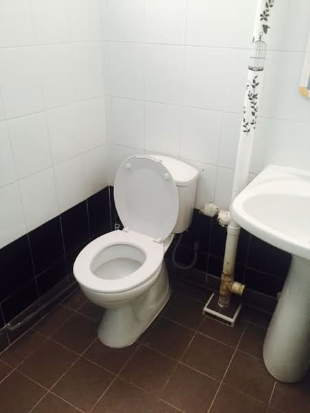 285 Tampines Street 22, 285 Tampines Street 22, 3 Bedrooms, 1,200 sqft, HDB Flat For Rent, by Raj ., 500199550 - Bathroom - PropertyGuru.com.sg