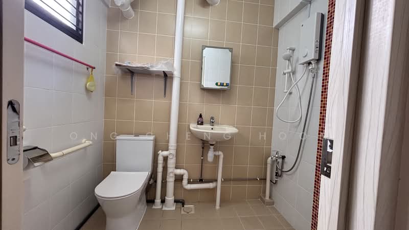 109 Tampines Street 11, 109 Tampines Street 11, 2 Bedrooms, 797 sqft, HDB Flat For Rent, by Ong Cheng Hoon, 500199658 - Bathroom - PropertyGuru.com.sg