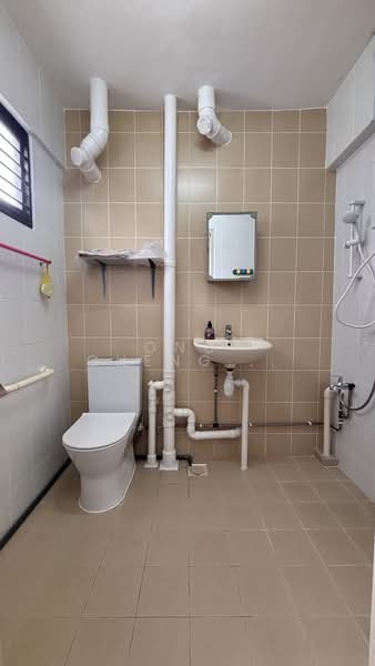 109 Tampines Street 11, 109 Tampines Street 11, 2 Bedrooms, 797 sqft, HDB Flat For Rent, by Ong Cheng Hoon, 500199658 - Bathroom - PropertyGuru.com.sg