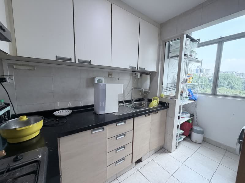 Lakeholmz, 82 Corporation Road, 3 Bedrooms, 1,033 sqft, Condominium For Rent, by Tan Hui Shan, 500199663 - Kitchen - PropertyGuru.com.sg