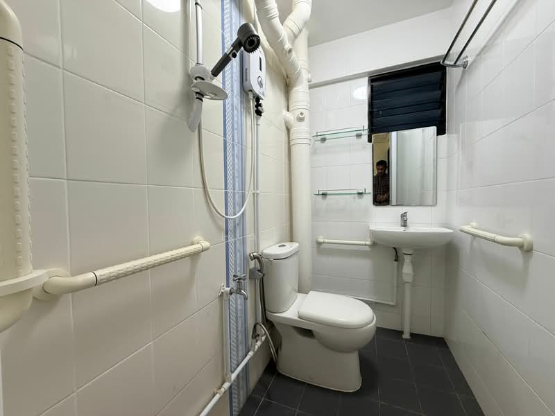 678 Hougang Avenue 8, 678 Hougang Avenue 8, 2 Bedrooms, 689 sqft, HDB Flat For Rent, by Shafi ., 500199664 - Bathroom - PropertyGuru.com.sg