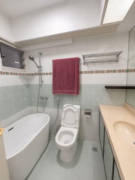 384 Bukit Batok West Avenue 5, 384 Bukit Batok West Avenue 5, 3 Bedrooms, 969 sqft, HDB Flat For Sale, by Vincent Tan, 500199720 - Bathroom - PropertyGuru.com.sg