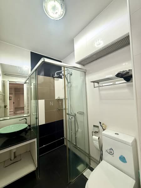 240 Serangoon Avenue 2, 240 Serangoon Avenue 2, 2 Bedrooms, 721 sqft, HDB Flat For Rent, by Clinton Lim, 500199721 - Bathroom - PropertyGuru.com.sg
