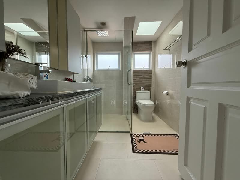 Renovated 2.5 storey Freehold Move-in Terrace, Jalan Pergam/Jalan Pelatok/Meragi Road, 5 Bedrooms, 3,500 sqft, Terraced House For Sale, by Ying Ying Cheng, 500199727 - Bathroom - PropertyGuru.com.sg