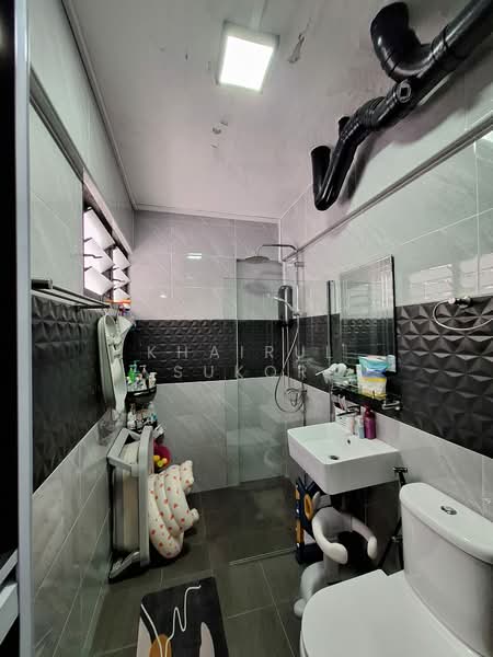 541 Jurong West Avenue 1, 541 Jurong West Avenue 1, 3 Bedrooms, 1,109 sqft, HDB Flat For Sale, by Khairul Sukor, 500199740 - Bathroom - PropertyGuru.com.sg