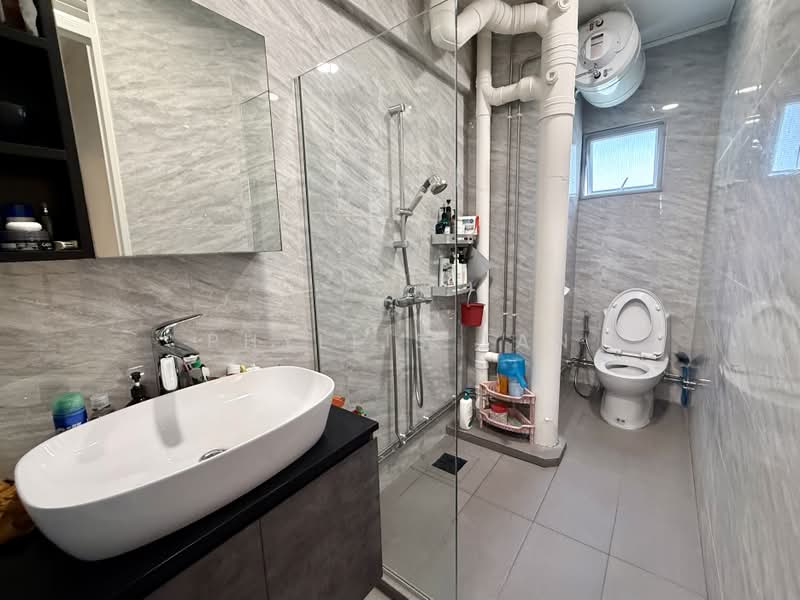 712 Hougang Avenue 2, 712 Hougang Avenue 2, 4 Bedrooms, 1,678 sqft, HDB Flat For Sale, by Phyllis Tan, 500199766 - Common Bathroom for two rooms - PropertyGuru.com.sg