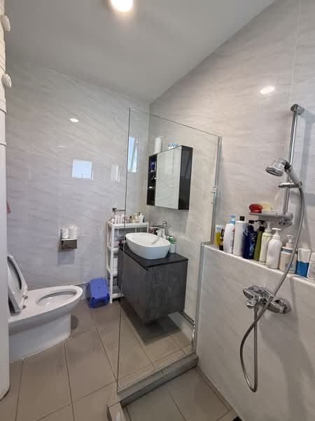 712 Hougang Avenue 2, 712 Hougang Avenue 2, 4 Bedrooms, 1,678 sqft, HDB Flat For Sale, by Phyllis Tan, 500199766 - Master bedroom Bathroom - PropertyGuru.com.sg