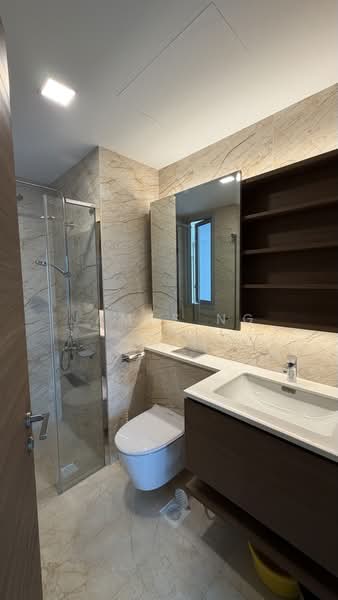 Queens Peak, 3 Dundee Road, 2 Bedrooms, 807 sqft, Condominium For Sale, by James Ng, 500199787 - Bathroom - PropertyGuru.com.sg